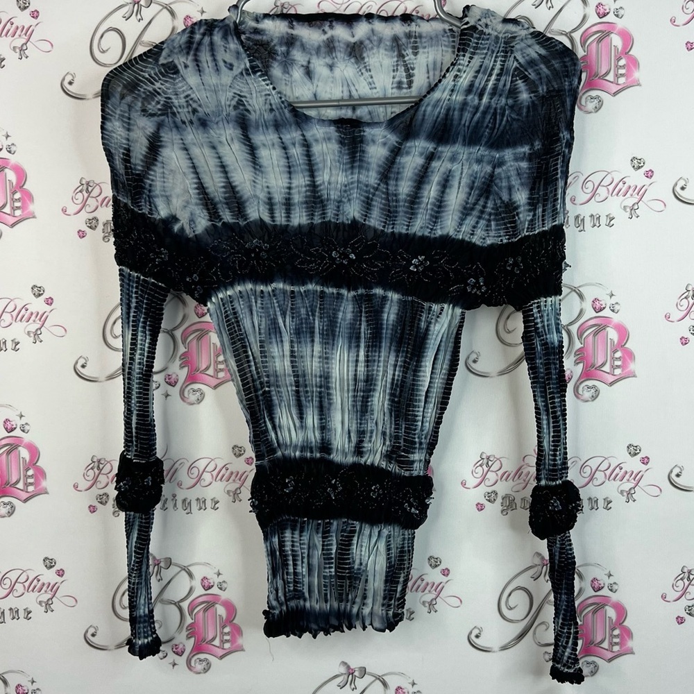 Top shirt stretchy tie dye One size fits all Stylish blue white floral Top